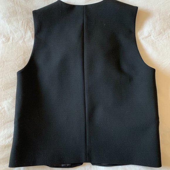Zara Women's Elegant Black Buttoned Vest - Picture 3 of 8